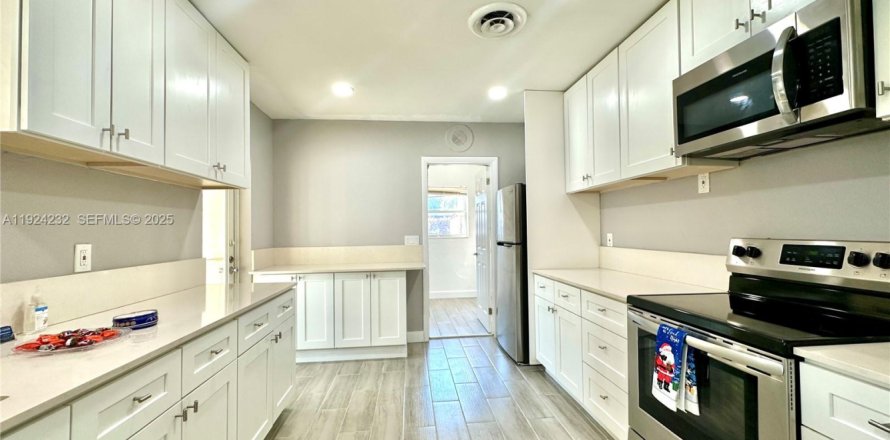 House in Pompano Beach, Florida 3 bedrooms, 151.24 sq.m. № 1982423