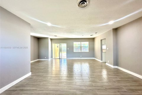 House in Pompano Beach, Florida 3 bedrooms, 151.24 sq.m. № 1982423 - photo 5