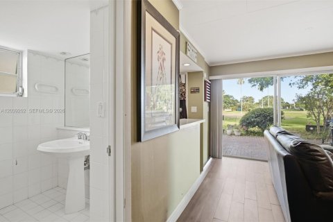 House in Hialeah, Florida 3 bedrooms, 253.16 sq.m. № 2086380 - photo 29