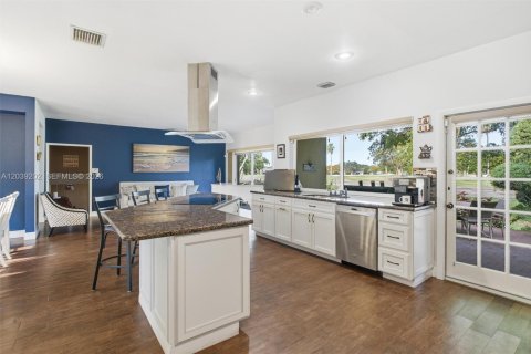 House in Hialeah, Florida 3 bedrooms, 253.16 sq.m. № 2086380 - photo 9