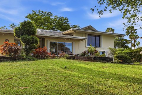 House in Hialeah, Florida 3 bedrooms, 253.16 sq.m. № 2086380
