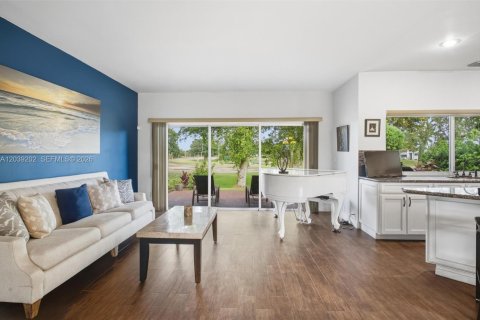 House in Hialeah, Florida 3 bedrooms, 253.16 sq.m. № 2086380 - photo 6