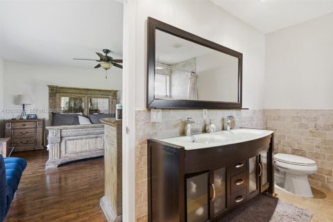 House in Hialeah, Florida 3 bedrooms, 253.16 sq.m. № 2086380 - photo 24