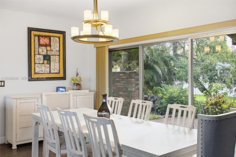 House in Hialeah, Florida 3 bedrooms, 253.16 sq.m. № 2086380 - photo 10