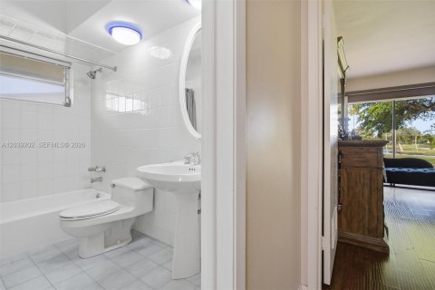 House in Hialeah, Florida 3 bedrooms, 253.16 sq.m. № 2086380 - photo 30