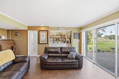 House in Hialeah, Florida 3 bedrooms, 253.16 sq.m. № 2086380 - photo 17