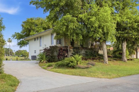 House in Hialeah, Florida 3 bedrooms, 253.16 sq.m. № 2086380 - photo 2