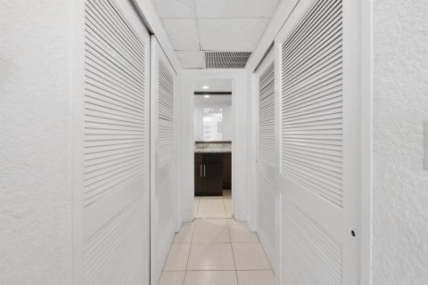 Condo in Hollywood, Florida, 1 bedroom  № 2268049 - photo 17