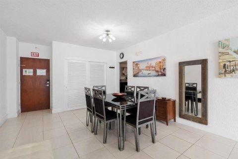 Condo in Hollywood, Florida, 1 bedroom  № 2268049 - photo 8