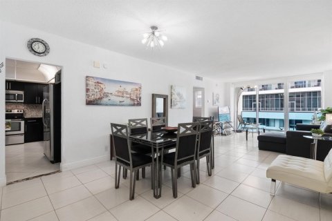 Condo in Hollywood, Florida, 1 bedroom  № 2268049 - photo 6