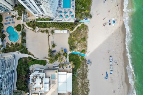 Condo in Hollywood, Florida, 1 bedroom  № 2268049 - photo 12