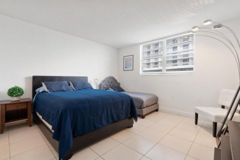 Condo in Hollywood, Florida, 1 bedroom  № 2268049 - photo 14