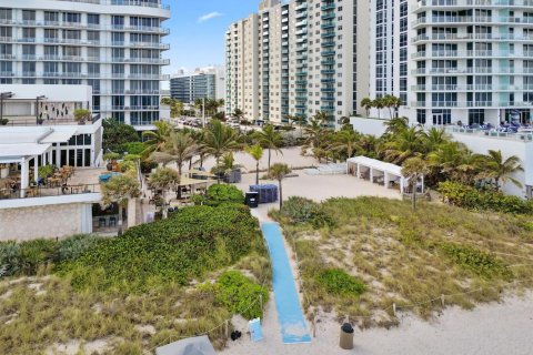 Condo in Hollywood, Florida, 1 bedroom  № 2268049 - photo 4