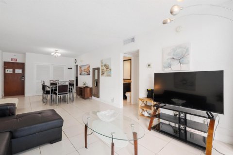 Condo in Hollywood, Florida, 1 bedroom  № 2268049 - photo 7