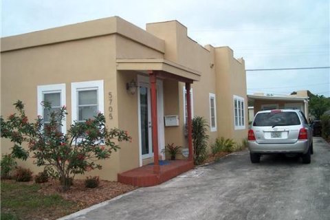 Villa ou maison à louer à West Palm Beach, Floride: 2 chambres, 148.83 m2 № 1132749 - photo 1