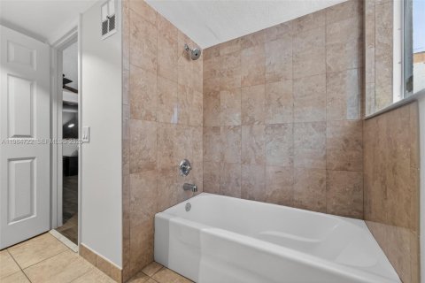 Купить таунхаус в Майами, Флорида 2 спальни, № 2047129 - фото 16