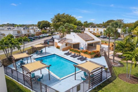 Купить таунхаус в Майами, Флорида 2 спальни, № 2047129 - фото 22