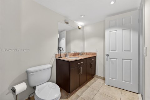 Купить таунхаус в Майами, Флорида 2 спальни, № 2047129 - фото 15