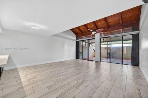 Купить таунхаус в Майами, Флорида 2 спальни, № 2047129 - фото 5