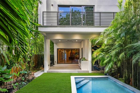 Touwnhouse à vendre à Miami, Floride: 4 chambres, 225.2 m2 № 1945496 - photo 1