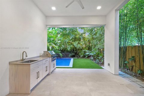 Touwnhouse à vendre à Miami, Floride: 4 chambres, 225.2 m2 № 1945496 - photo 12