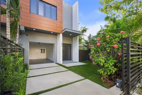 Touwnhouse à vendre à Miami, Floride: 4 chambres, 225.2 m2 № 1945496 - photo 2