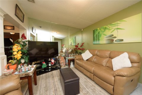 Casa en venta en Miami, Florida, 3 dormitorios, 151.8 m2 № 1821941 - foto 12