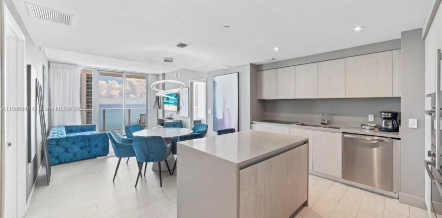 Кондоминиум с 2 спальнями в Холливуд, Флорида № 1958869