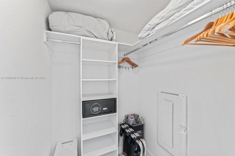 Снять в аренду кондоминиум в Холливуд, Флорида 2 спальни, 96.99м2, № 1958869 - фото 25