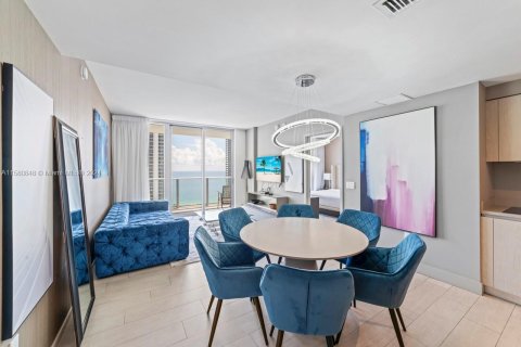 Снять в аренду кондоминиум в Холливуд, Флорида 2 спальни, 96.99м2, № 1958869 - фото 3