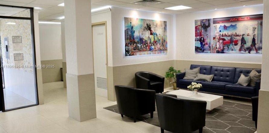 Кондоминиум с 1 спальней в Лодерхилл, Флорида № 1949136