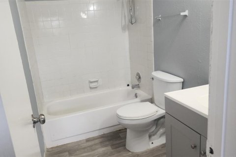 Townhouse in Orlando, Florida 2 bedrooms, 112.5 sq.m. № 2239227 - photo 24