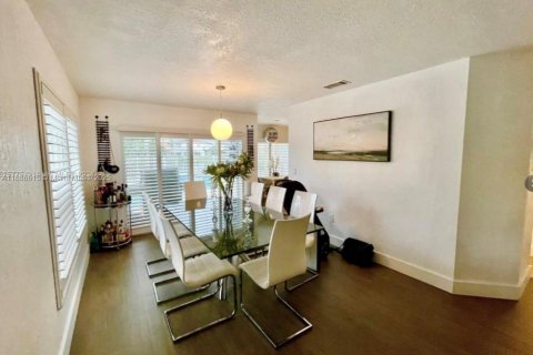 House in Weston, Florida 4 bedrooms, 238.02 sq.m. № 1933551 - photo 9