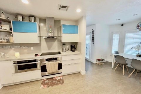 House in Weston, Florida 4 bedrooms, 238.02 sq.m. № 1933551 - photo 12