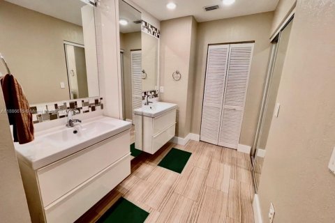 House in Weston, Florida 4 bedrooms, 238.02 sq.m. № 1933551 - photo 20