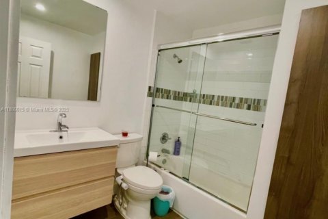 House in Weston, Florida 4 bedrooms, 238.02 sq.m. № 1933551 - photo 26