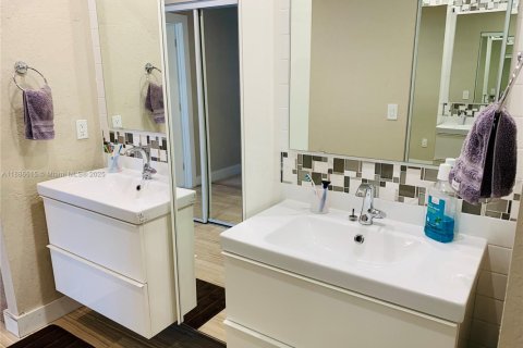 House in Weston, Florida 4 bedrooms, 238.02 sq.m. № 1933551 - photo 19