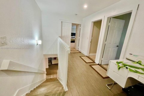 House in Weston, Florida 4 bedrooms, 238.02 sq.m. № 1933551 - photo 15