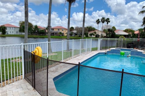 House in Weston, Florida 4 bedrooms, 238.02 sq.m. № 1933551 - photo 29