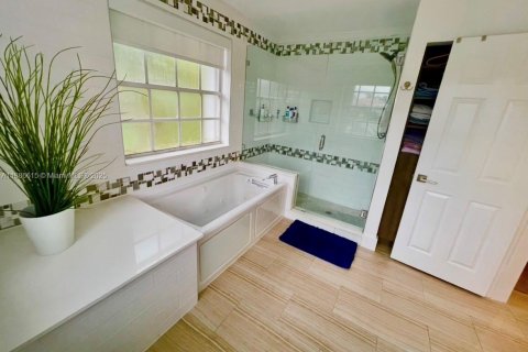 House in Weston, Florida 4 bedrooms, 238.02 sq.m. № 1933551 - photo 21