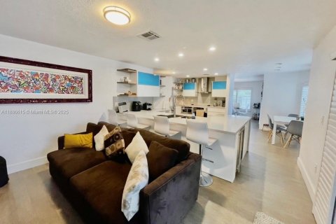 House in Weston, Florida 4 bedrooms, 238.02 sq.m. № 1933551 - photo 14