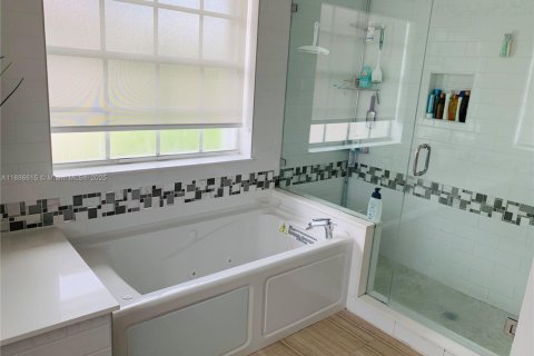 House in Weston, Florida 4 bedrooms, 238.02 sq.m. № 1933551 - photo 18