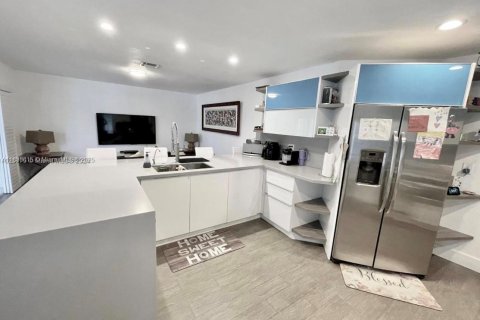 House in Weston, Florida 4 bedrooms, 238.02 sq.m. № 1933551 - photo 10