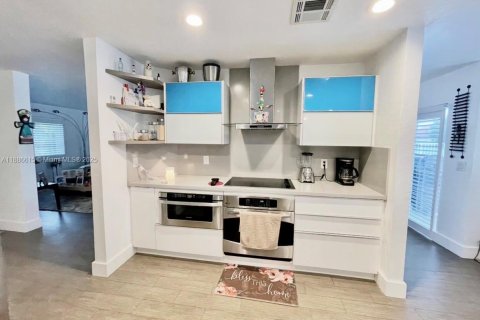 House in Weston, Florida 4 bedrooms, 238.02 sq.m. № 1933551 - photo 13