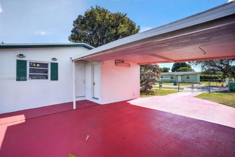 Снять в аренду виллу или дом в Майами, Флорида 3 спальни, 111.48м2, № 2027820 - фото 15