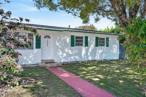 Снять в аренду виллу или дом в Майами, Флорида 3 спальни, 111.48м2, № 2027820 - фото 2