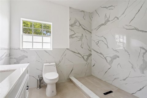 House in Surfside, Florida 3 bedrooms, 147.16 sq.m. № 1435155 - photo 8
