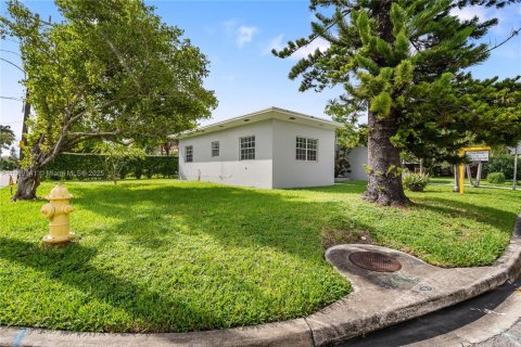 House in Surfside, Florida 3 bedrooms, 147.16 sq.m. № 1435155 - photo 18