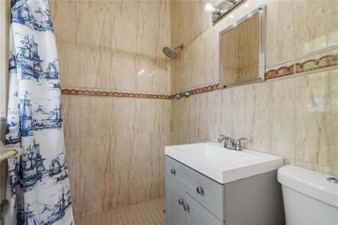 House in Surfside, Florida 3 bedrooms, 147.16 sq.m. № 1435155 - photo 15