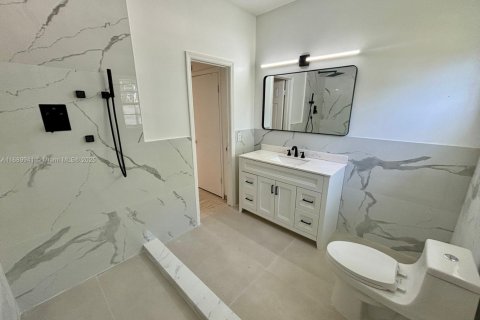House in Surfside, Florida 3 bedrooms, 147.16 sq.m. № 1435155 - photo 4